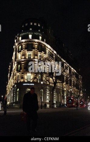 Una luce bassa vista del Corinthia Hotel in Northumberland Avenue, Westminster, London Foto Stock