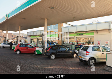 BP Filling Station e il piazzale antistante con vetture a pompe di benzina. North Wales UK Gran Bretagna. Foto Stock