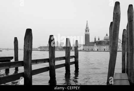 Posti di ormeggio con la chiesa di San Giorgio Maggiore dietro. Venezia, Italia. Foto Stock