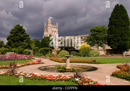 Chiltern Hills - Old Amersham - Memorial Gardens e la chiesa di Santa Maria - sotto la minaccia di un temporale estivo Foto Stock