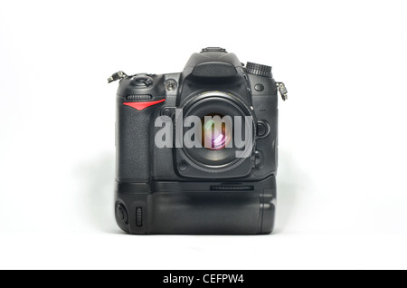 Vista frontale di una reflex digitale professionale con il suo pacco batteria, montato con una lente primaria, isolato su sfondo bianco Foto Stock