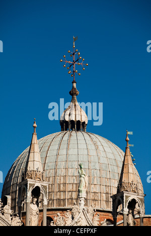 Le cupole e il tetto sopra la Basilica di San Marco. Venezia, Italia. Foto Stock
