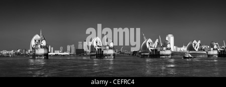 Thames Barrier in bianco e nero di panoramica uno dei cancelli con Canary Wharf in background ctigroup & HSBC Foto Stock