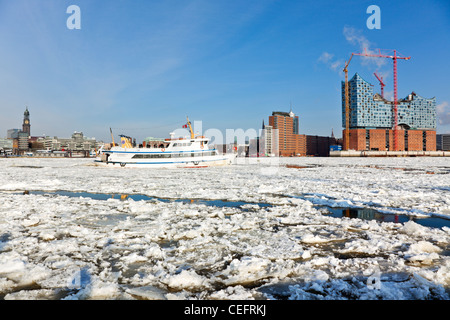 Amburgo e congelata di fiume Elba da Saint Michaels chiesa alla Elbphilharmonie sito in costruzione, la barca turistica passando da Foto Stock