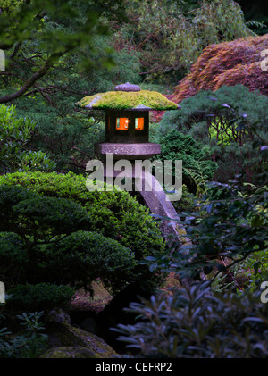 Lanterne accese in Portland Giardini Giapponesi. Oregon Foto Stock