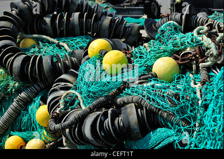 Le reti da pesca sulla banchina del porto di Guilvinec, Finistère Bretagna, Francia Foto Stock