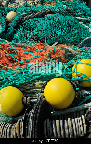 Le reti da pesca sulla banchina del porto di Guilvinec, Finistère Bretagna, Francia Foto Stock