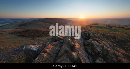 Sunrise over Mendip Hills da Crook picco. Somerset. In Inghilterra. Regno Unito. Foto Stock