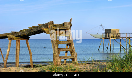 Carrelet tradizionale baita di pesca con rete di sollevamento sulla spiaggia, Loire-Atlantique, Pays-de-la-Loire, Francia Foto Stock