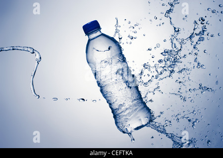 Acqua in bottiglia con un tocco Foto Stock