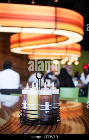 Interno in corrispondenza di Bobby's Burger Palace, il veloce casual burger concept by Bobby Flay. Paramus, NJ, Stati Uniti d'America. Foto Stock