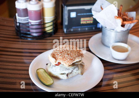 A Philadelphia Burger di Bobby's Burger Palace, il veloce casual burger concept by Bobby Flay. Paramus, NJ, Stati Uniti d'America. Foto Stock