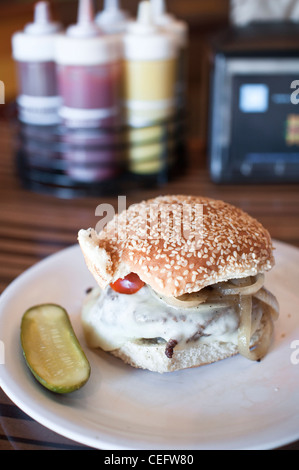 A Philadelphia Burger di Bobby's Burger Palace, il veloce casual burger concept by Bobby Flay. Paramus, NJ, Stati Uniti d'America. Foto Stock