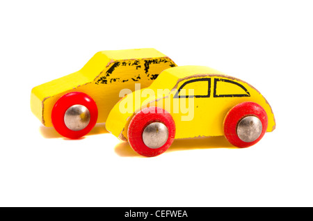 Isolato su bianco due vecchie automobili in legno giocattoli Foto Stock