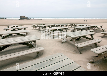 Perranporth, Cornwall, Inghilterra le tabelle a Watering Hole Bar, pub sulla spiaggia che si affaccia sulla costa del mare Foto Stock