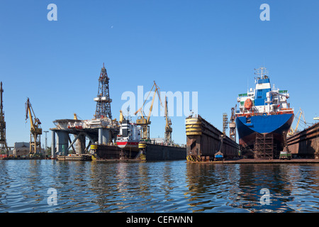 Una grande nave da carico viene rinnovato nel cantiere navale di Gdansk, Polonia. Foto Stock