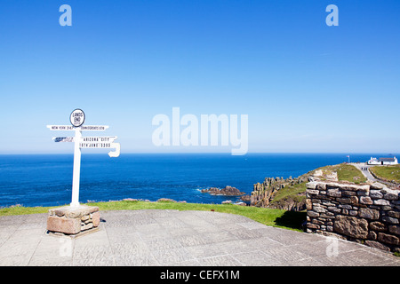 Lands End, Cornwall, Inghilterra firmano a Lands End distanze di puntamento verso altre terre Foto Stock