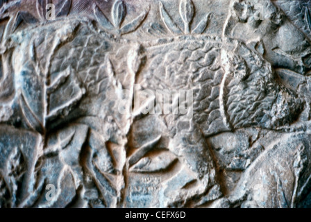 IRAN, KERMANSHAH: Bassorilievo intaglio di una caccia al cinghiale dalla Taq-i-Bustan. Taqwasân o Taq-e Bostan o Taq-i-Bustan in Kermanshah. Foto Stock