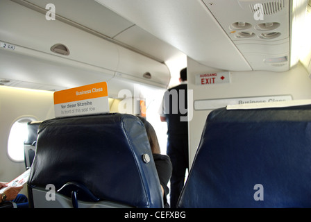 Business Class e classe economica in aereo Foto Stock