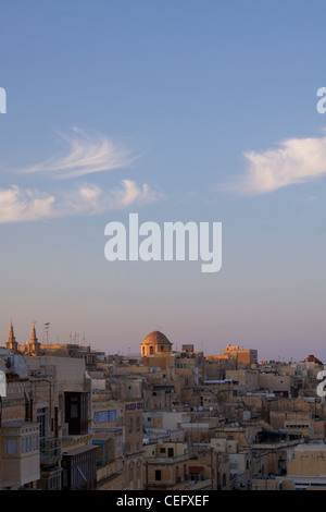 Vista sui tetti del distretto di Floriana al tramonto con poche nuvole nel cielo Foto Stock