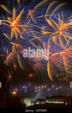 Fuochi d'artificio spettacolari sul Castello di Edimburgo, Scozia celebrando Hogmanay (che è di Nuovo Anno) Foto Stock