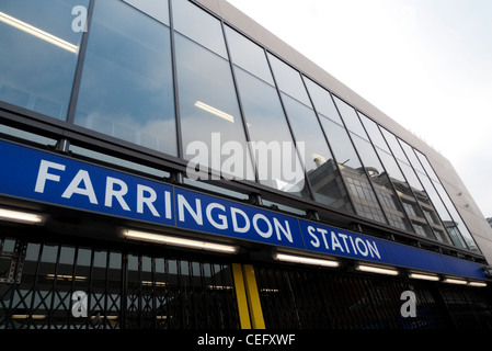 Nuovo Crossrail stazione di Farringdon firmare in via di completamento Londra Inghilterra KATHY DEWITT Foto Stock