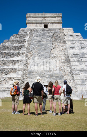 I turisti a un tempio a Chichen Itza, Yucatan, Messico Foto Stock