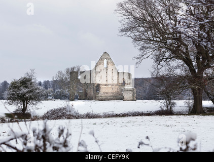 Newark Priory vicino Pyrford, Surrey, nella neve - imponenti rovine di un monastero sciolto da Henry VIII Foto Stock