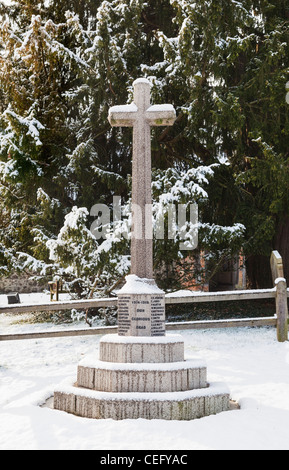 La prima guerra mondiale (1914-1918) memorial, San Nicola, Chiesa Hill, Pyrford, Surrey, Inghilterra, nella neve. Foto Stock