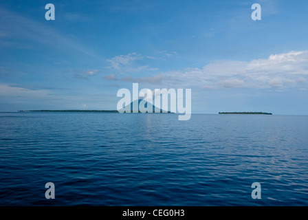 Una vista del Bunaken Marine Park in Nord Sulawesi, Indonesia. Questa isola vulcanica sollevare dalle acque profonde del Mare di Celebes Foto Stock