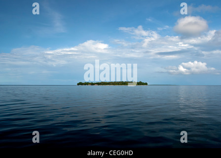 Una vista del Bunaken Marine Park in Nord Sulawesi, Indonesia. Questa isola vulcanica sollevare dalle acque profonde del Mare di Celebes Foto Stock