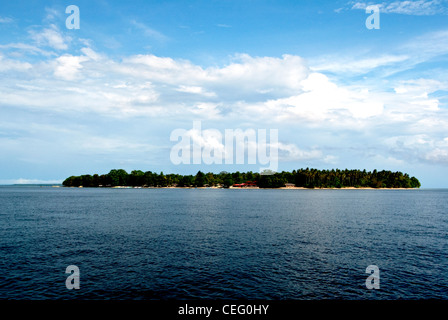 Una vista del Bunaken Marine Park in Nord Sulawesi, Indonesia. Questa isola vulcanica sollevare dalle acque profonde del Mare di Celebes Foto Stock