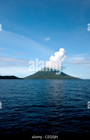 Una vista del Bunaken Marine Park in Nord Sulawesi, Indonesia. Questa isola vulcanica sollevare dalle acque profonde del Mare di Celebes Foto Stock