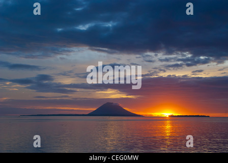 Vista del Bunaken Marine Park dalla costa di Manado, Nord Sulawesi, Indonesia. Sunset shot. Foto Stock