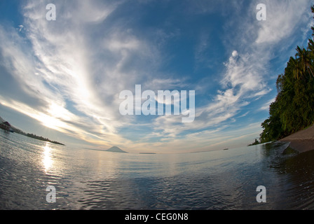 Una Vista fisheye del Bunaken Marine Park in una giornata di bel nuvole bianche e blu del cielo. Preso dalla vicina costa di Manado. Foto Stock