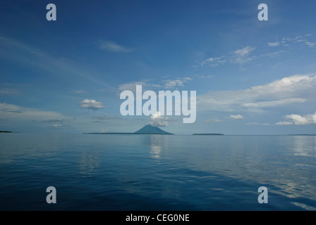 Una vista del Bunaken Marine Park in Nord Sulawesi, Indonesia. Questa isola vulcanica sollevare dalle acque profonde del Mare di Celebes Foto Stock