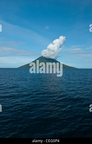 Una vista del Bunaken Marine Park in Nord Sulawesi, Indonesia. Questa isola vulcanica sollevare dalle acque profonde del Mare di Celebes Foto Stock