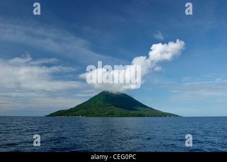 Una vista del Bunaken Marine Park in Nord Sulawesi, Indonesia. Questa isola vulcanica sollevare dalle acque profonde del Mare di Celebes Foto Stock