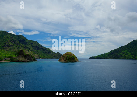 Una vista del Bunaken Marine Park in Nord Sulawesi, Indonesia. Questa isola vulcanica sollevare dalle acque profonde del Mare di Celebes Foto Stock