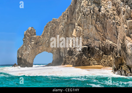 L'arco a Cabo San Luca che è un segno distintivo di formazione di roccia sulla punta meridionale di Cabo San Lucas, Messico. Foto Stock