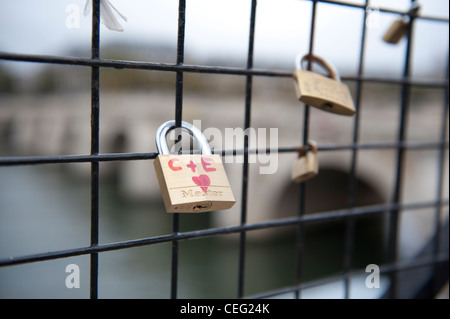 Blocca come simboli di amore incatenato ad un ponte a Parigi, Francia Foto Stock