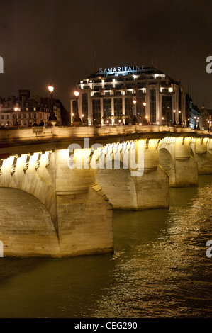 Illuminata Pont Neuf, la Senna e il La Samaritaine edificio di notte nel quartiere del primo distretto di Parigi Foto Stock