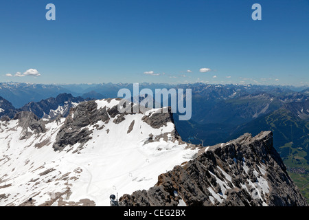 Vista panoramica in Austria dal vertice del massiccio dello Zugspitze, Wettersteingebirge, Baviera, Germania Foto Stock