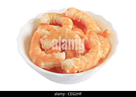 Preparati gamberi in una ciotola isolato su bianco con tracciato di ritaglio Foto Stock