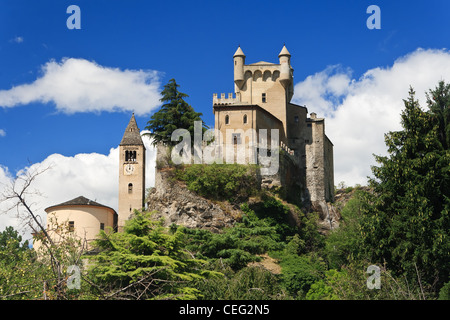 Esterno del Castello di San Pietro e la chiesa in Valle d'Aosta, Italia Foto Stock