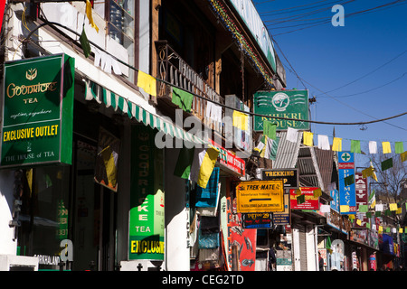 India Bengala Occidentale, Darjeeling, The Mall, negozi che servono i turisti, escursionisti e appassionati di trekking Foto Stock