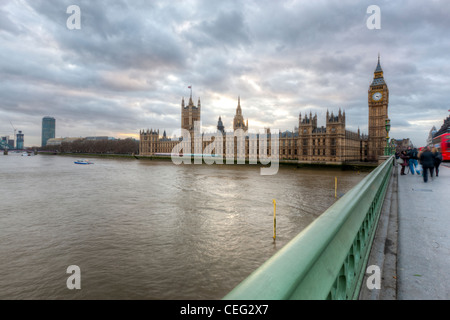 La Casa del Parlamento e il Westminster Bridge spanning fiume Thames, London, England, Regno Unito, Europa Foto Stock