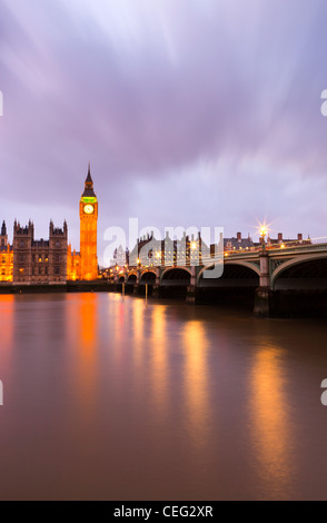 La Casa del Parlamento e il Westminster Bridge spanning fiume Thames, London, England, Regno Unito, Europa Foto Stock