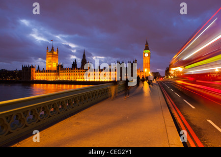 La Casa del Parlamento e il Westminster Bridge spanning fiume Thames, London, England, Regno Unito, Europa Foto Stock