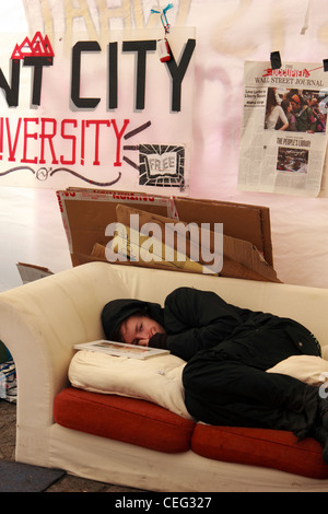 Un occupare del London Stock Exchange protester prendendo rifugio all'interno di una delle tende da campeggio di fronte St.Paul, Londra Foto Stock